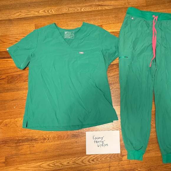 Figs Safety Green FreeX Scrub Set - Picture 1 of 2